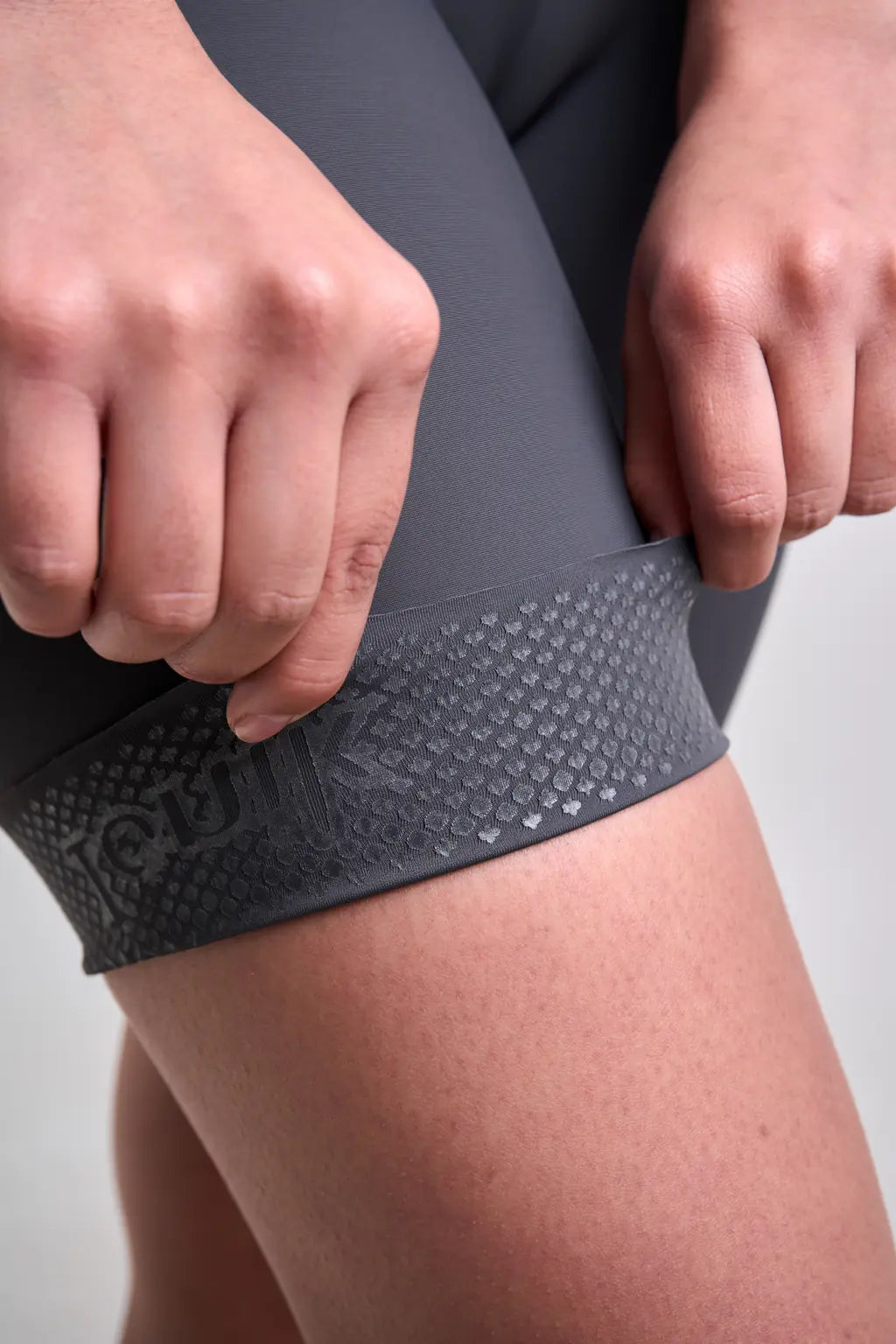 Pantaloneta Badana PRO de ciclismo para mujer con cargadera y banda siliconada-3