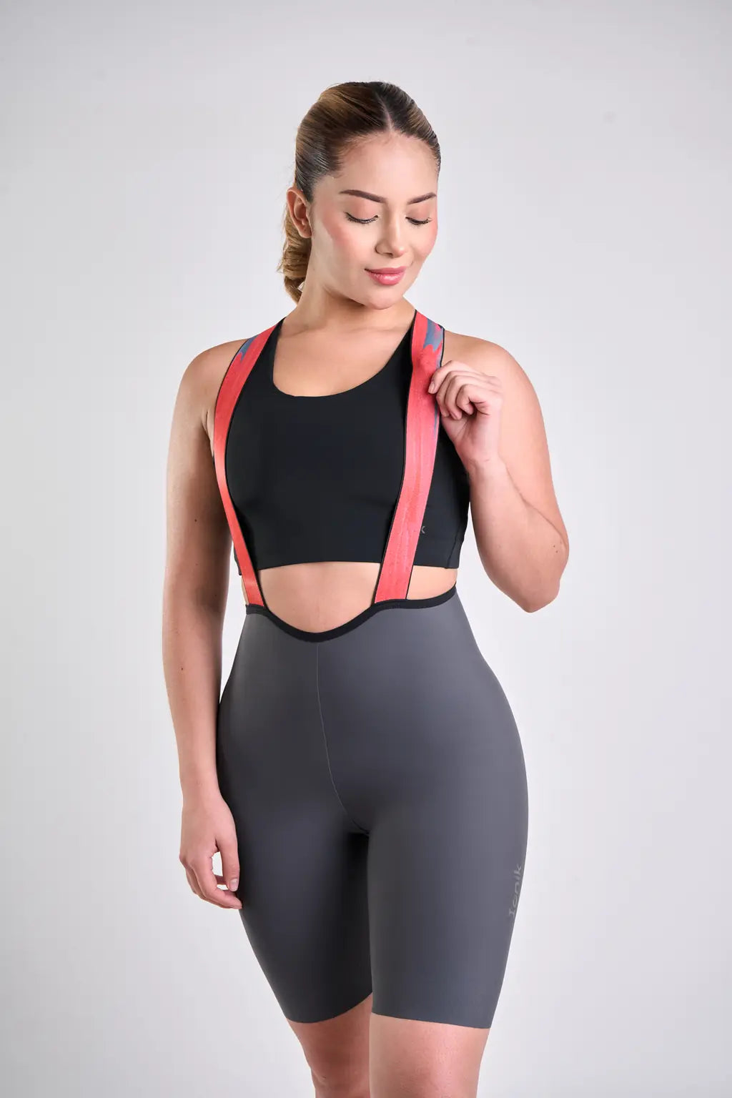 Pantaloneta Badana PRO de ciclismo para mujer con cargadera y banda siliconada
