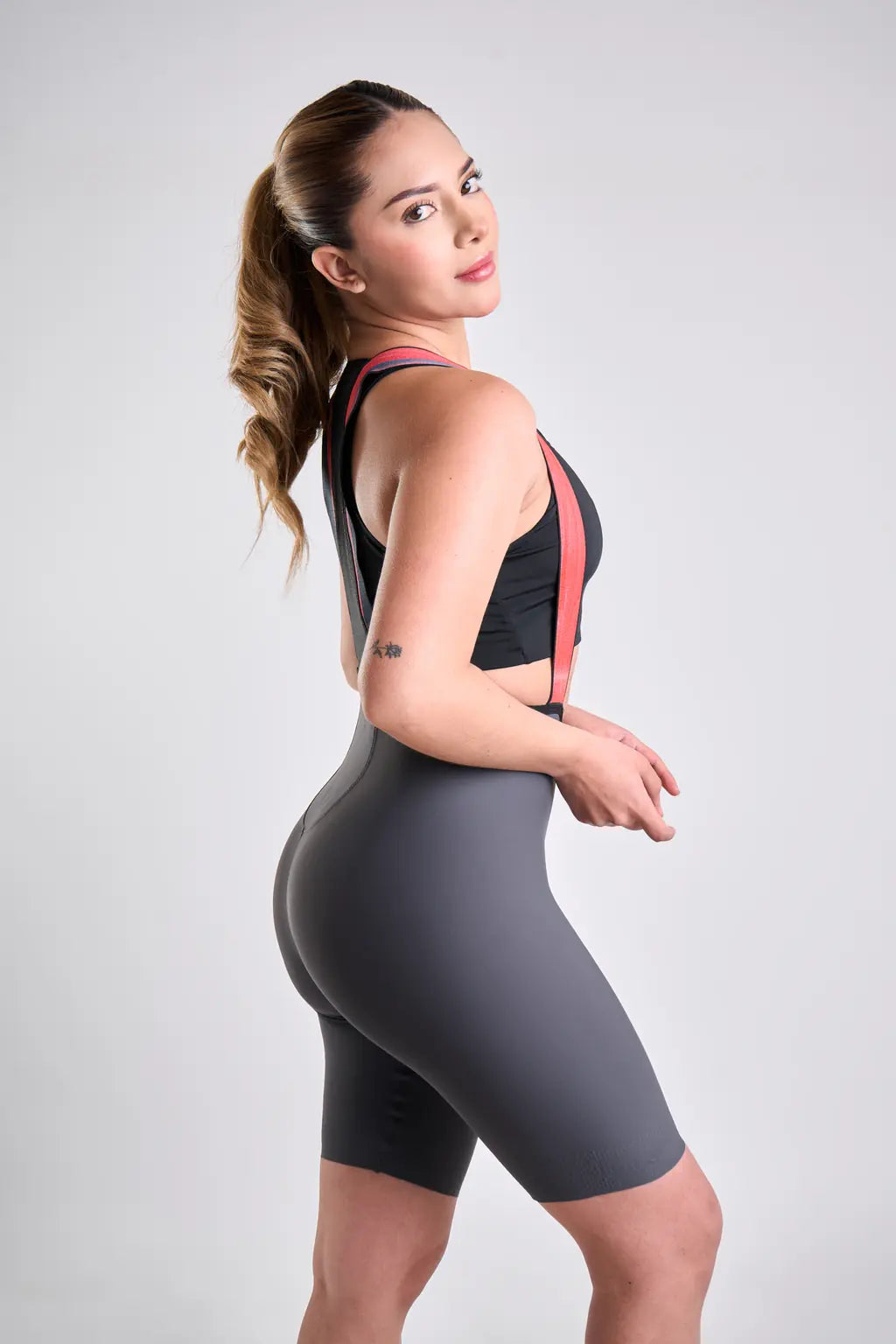 Pantaloneta Badana PRO de ciclismo para mujer con cargadera y banda siliconada-11