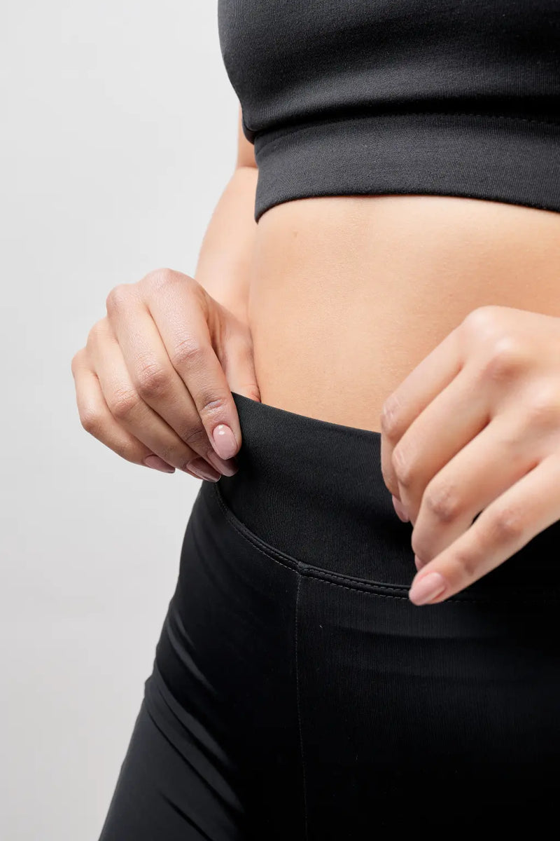 Pantaloneta Badana corta negra de ciclismo para mujer con banda Siliconada-7